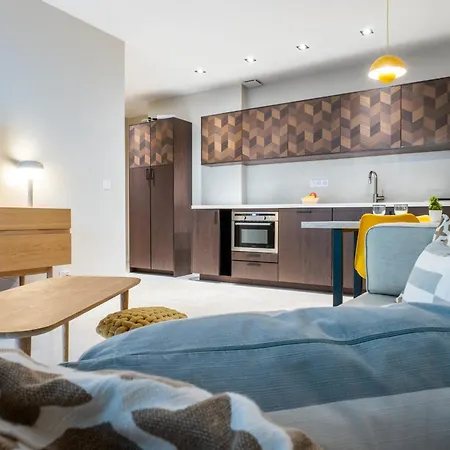 Apartment Downtown With Garden *